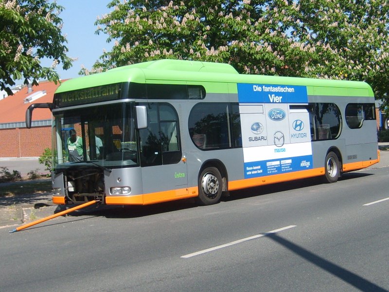 Die  Bugklappe  des O530 CNG wurde entfernt, damit der defekte Bus von einem Unimog abgeschleppt werden kann