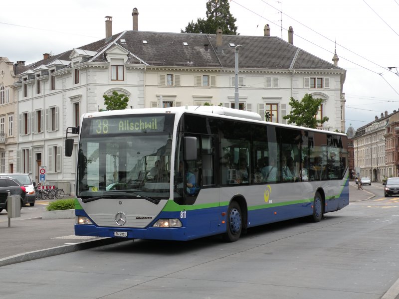 Die  Gast Busse von Lugano werden oft auf den Linien 31,33 und 38 eingesetzt. Hier bedient Bus 811 die Haltestelle Wettsteinplatz Richtung Claraplatz. Die Aufnahme stammt vom 07.07.2009.