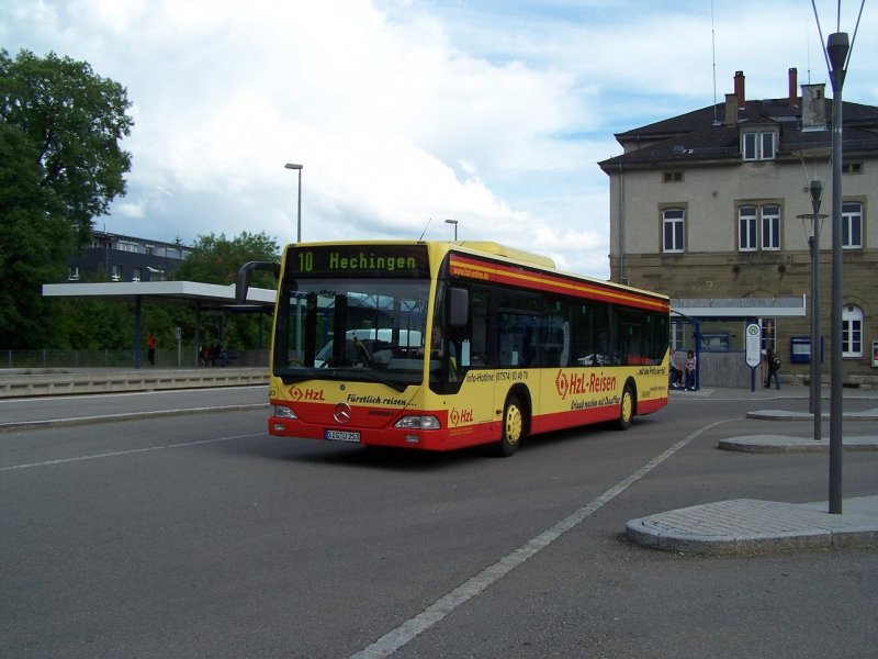 Die HzL (Hohenzollerische Landesbahn) betreibt auch Bus Linien. Hier ein Citaro am Bahnhof am 09/06/09.