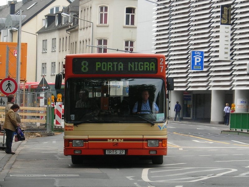 Die Linie 8 zur Porta Nigra fhrt hier die Haltestelle  Nikolaus-Koch-Platz  an.              Trier, 18.05.07 