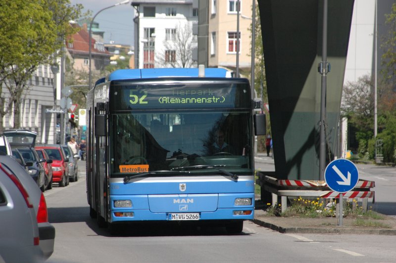 Die Linie M52 / Wagennummer 5266 am 20.04.08 in der Nhe Kolumbusplatz
