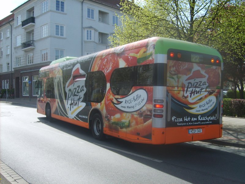 Die neuste Werbung auf einem Hannoveraner Stadtbus. Pizza Hut nutzt auf dem O530 CNG gleich die Ganze zur verfgung stehende Flche aus. Der Bus ist als Linie 122 in Richtung Vier Grenzen unterwegs und biegt gerade in die Bothfelder Strae ein.