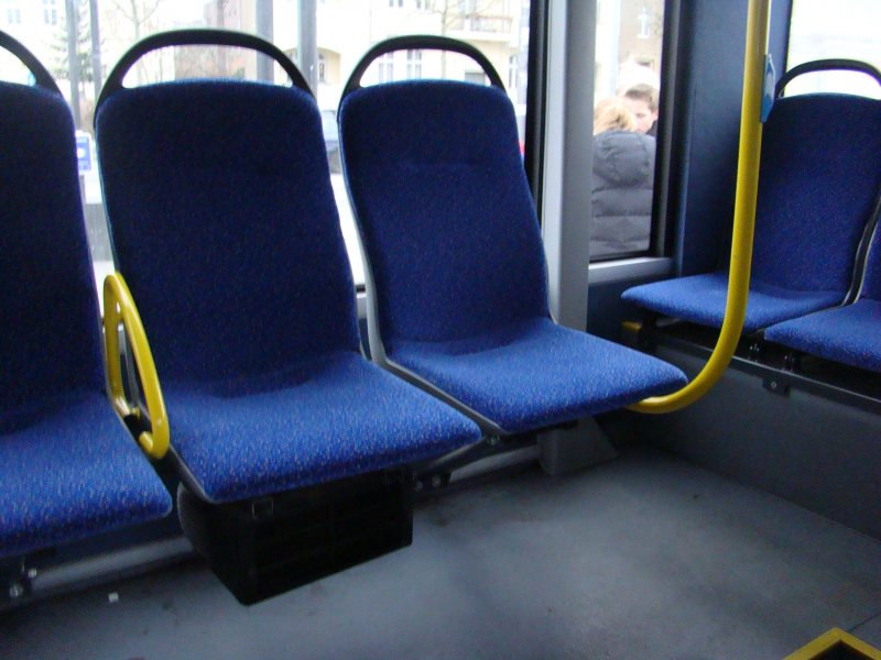 Die Sitzreihe eines Solaris Urbino 18 der HVG in Potsdam. Aufgenommen am 27.12.2007