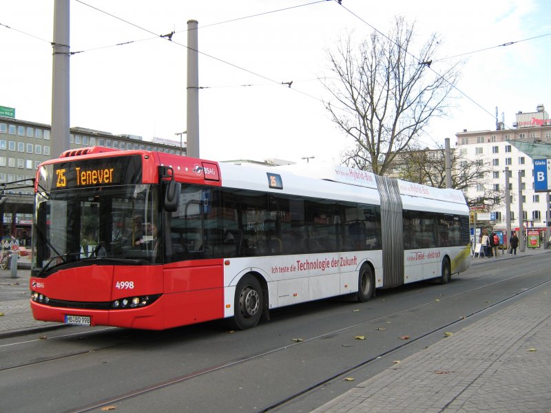 Diesel-Electrisch auf ganzer Linie ist dieser Solaris Urbino 18 Hybrid der Bremer Strassenbahn AG. Er kommt ausschliesslich auf der Linie 25 zum Einsatz. Mit dem Hybridbus wird eine mgliche Busgeneration der Zukunft erprobt. Aufgenommen am Bremer Hauptbahnhof.