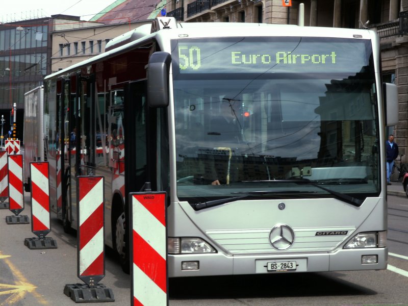 Dieser Mercedes Benz Citaro (Solo) steht vor dem Bahnhof Basel SBB und bringt die Fahrgste zum Euro Airport Basel. Dieser Bus hat eine Anhngerkupplung. Er zieht ein Beiwagen mit in dem Gepck der Fahrgste transportiert wird.