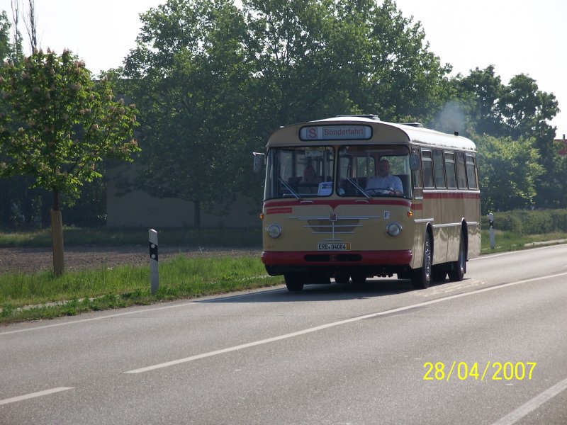 Dieser unbekannte Oldtimerbus gibt krftig Gas, als er Neuluheim verlsst. . Der Bus nahm an der Ausfahrt des Busoldtimertreffs von Sinsheim nach Speyer und anschlieend wieder nach Sinsheim teil. Organisiert wurde das treffen von den Technik Museen Sinsheim und Speyer.