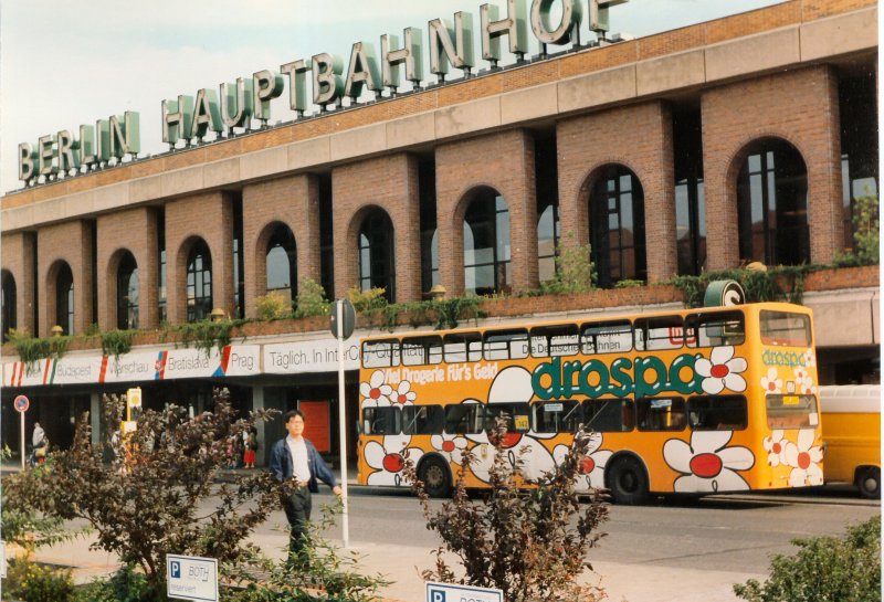 Doppeldeckerbus am heutigen Ostbahnhof Berlin, damals noch Hauptbahnhof, vor dem Umbau. Analogaufnahme von 1993, digitalisiert (gescannt)