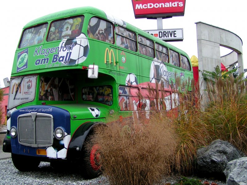 Doppeldeckerbus mit der  EM08-Bemalung  vor einem Klagenfurter Fastfoodrestaurant; 081104