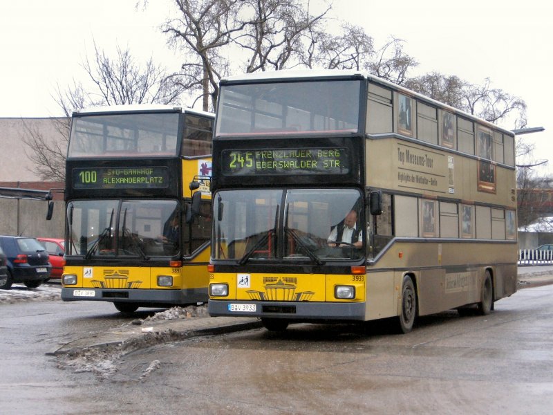 Doppelstockbusse der Linien 100 und 245 warten auf ijren nchsten Einsatz, 2006