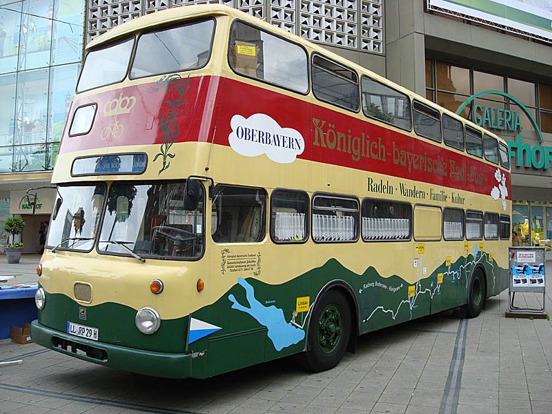 Doppelstcker-Oldtimer Bssing mit Baujahr 1972 als Werbebus in der Fussgngerzone in Essen, 14. Mai 2009, 16:49