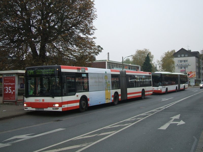 DSW21 MAN und Neoplan Gelenkbusse in Hrde Richtung Schren,
bzw. Berghofen.(27.10.2007)