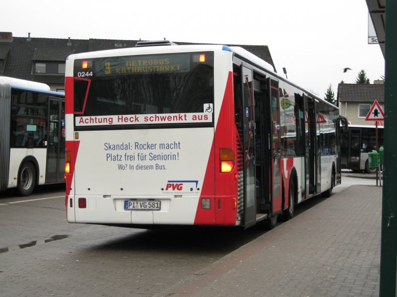 Ein 15-m-Bus der PVG steht gerade am Schenefelder Platz.