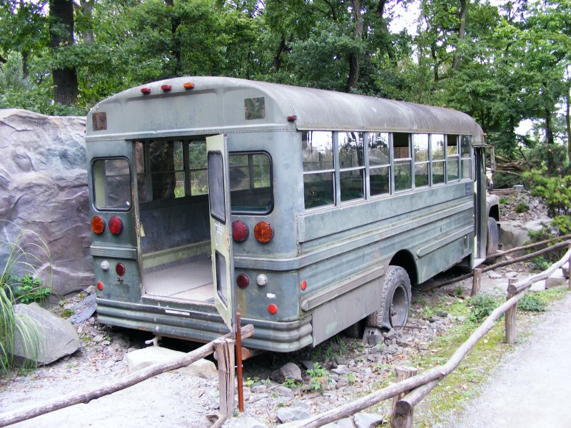Ein alter Amerikanischer Bus im Gelsenkirchener Zoo am 21. August 2008.