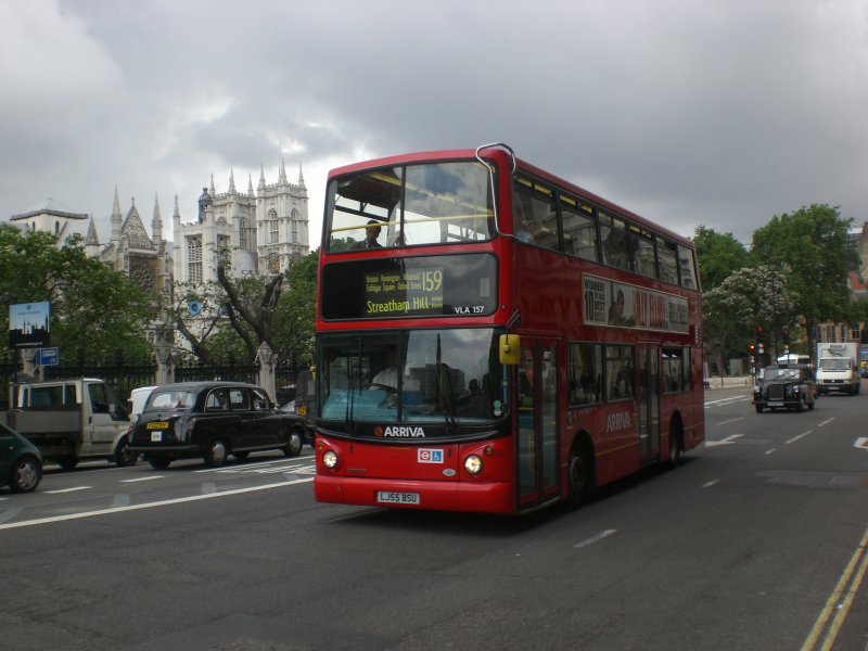 Ein Arriva-Doppeldecker auf der Linie 159 nach Streatham Hill in der Parlament Bridge Street.