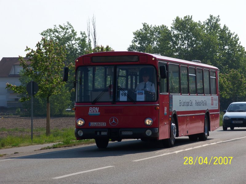 Ein BRN O307 kurz nach Neuluheim. Der BRN erhlt seinen letzten ex. Bahnbus im Originalzustand. Der Bus nahm an der Ausfahrt des Busoldtimertreffs von Sinsheim nach Speyer und anschlieend wieder nach Sinsheim teil. Organisiert wurde das treffen von den Technik Museen Sinsheim und Speyer
