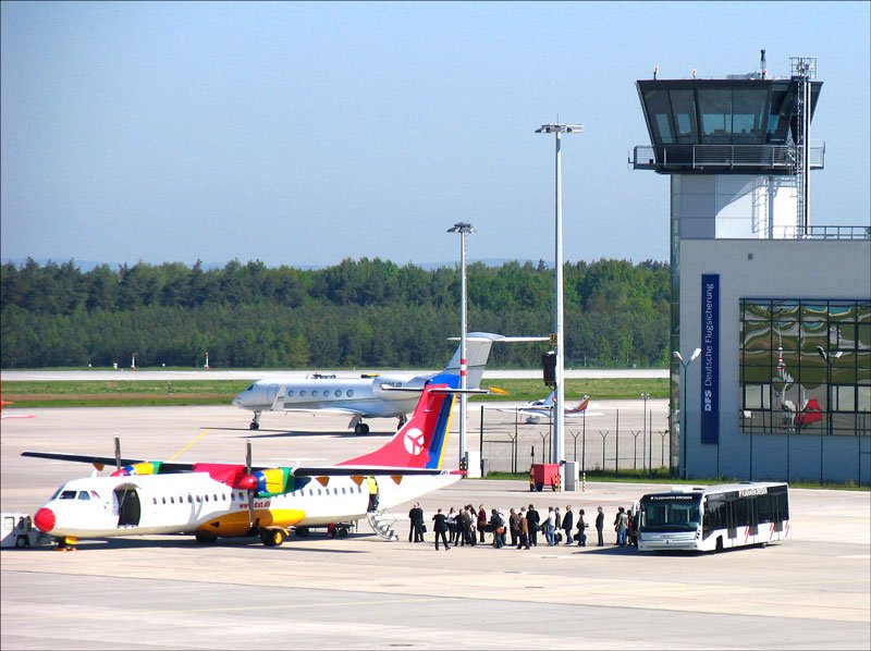 Ein Bus cobus 3000 bringt die Pasagiere zum Flug DTR 4571 nach Salzburg mit Danish Air Transport (DAT) Arospatiale ATR-72-202 OY-RUB; im Hintergrund Deere & Company Gulfstream V  N600JD; Flughafen Dresden-Klotzsche, 09.05.2008  
