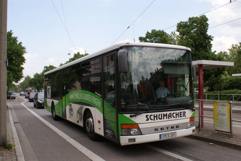 Ein Bus der Frima Schumacher ( Sexau ) steht hier in Freiburg . 

Dieser Bus hat Werbung von Pipigs Brillen in Gundelfingen.

www.Zug-Bus.de.tl