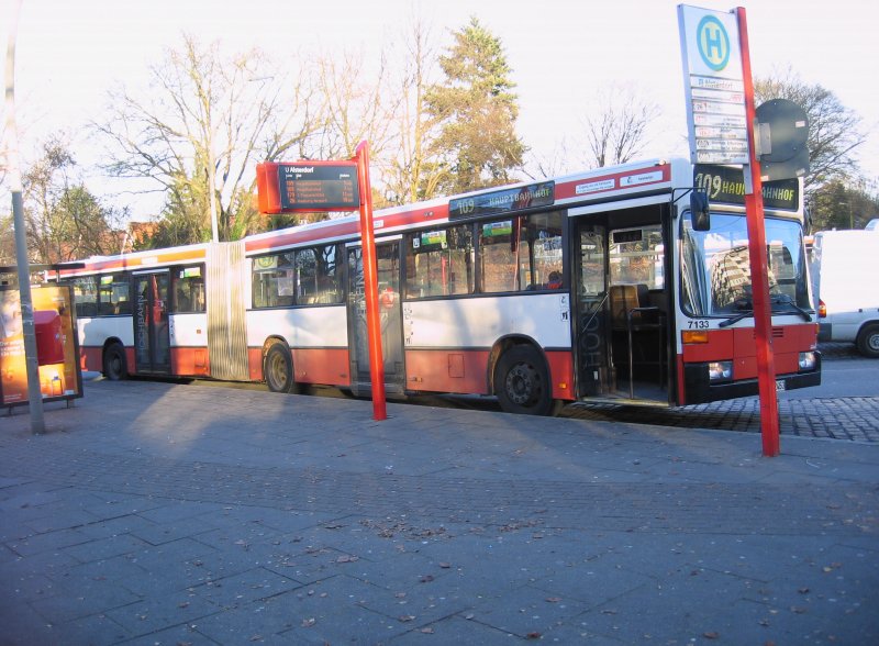 Ein Bus der Hochbahn steht am Bahnhof Alsterdorf.