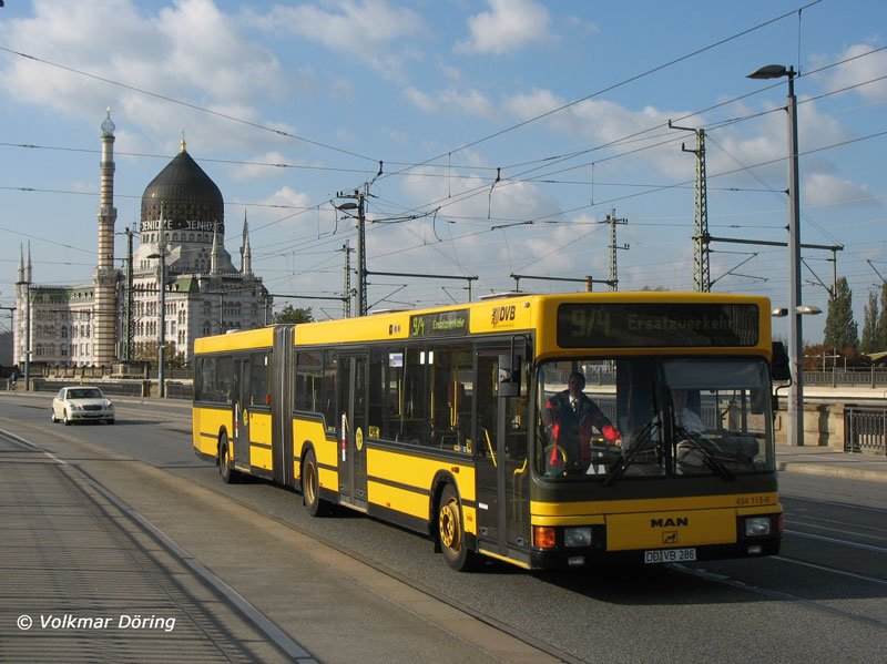 Ein Bus MAN NG 312 der Dresdner Verkehrsbetriebe AG (DVB) als Straenbahn-Ersatzverkehr auf der Marienbrcke, im Hintergrund die Jenidse - Dresden, 27.10.2006
