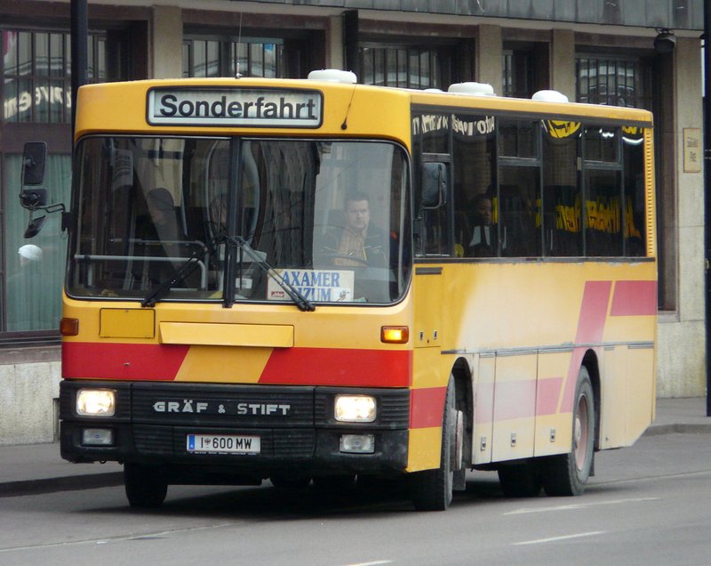 Ein Bus der Marke  Grf & Stift H 270 M 10  fhrt auf einer Sonderfahrt durch Innsbruck. 08.03.08