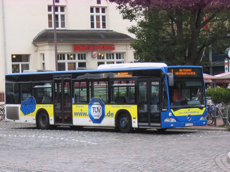 Ein Bus der PVG steht gerade am Bahnhof Altona. Aufgenommen am 6.9.08