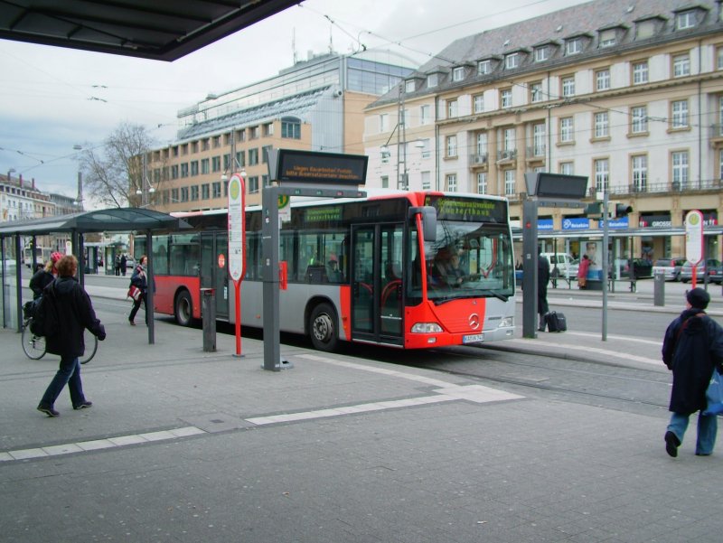Ein Bus der VBK, der Ersatzverkehr fhrt, weil eine Kurve der Straenbahn in der Nhe vom Karlsruher Hauptbahnhof repariert/erneuert wird.

aufgenommen am 27.03.2008
