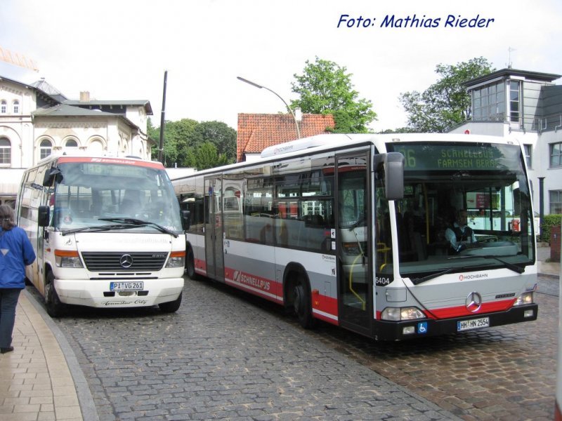 Ein Bus verbindet Wedel und Blankenese, diese Foto entstand auf dem Bahnhofsareal von Blankenese am 05.08.08