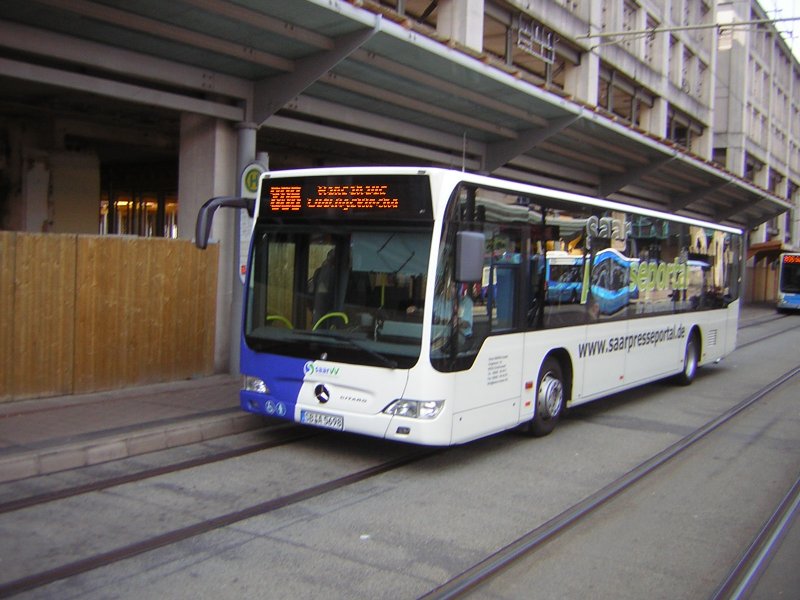 Ein Citaro Bus der Firma Baron Reisen. Das Fahrzeug trgt Werbung der Internet-Seite Saar Presseportal.