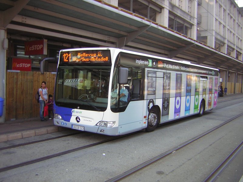 Ein Citaro Bus mit I-Pod Werbung an der Haltestelle am Hauptbahnhof in Saarbrcken.
