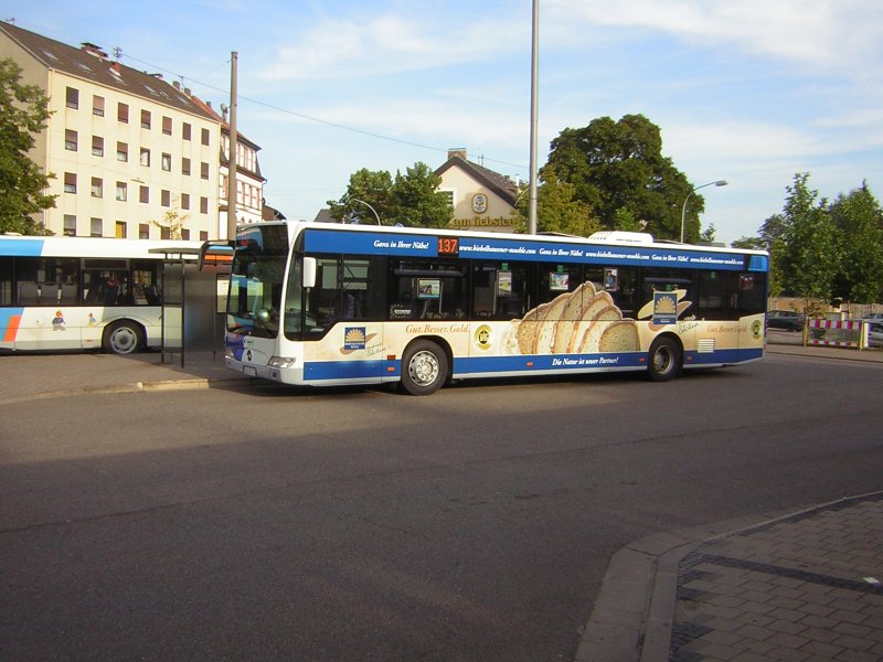 Ein Citaro Bus mit Werbung einer Bckerei wartet in Brebach auf seine Abfahrt.