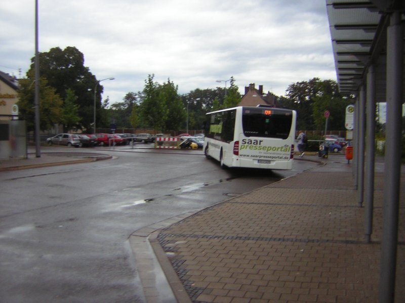Ein Citaro Bus verlsst den Brebacher Bahnhof.