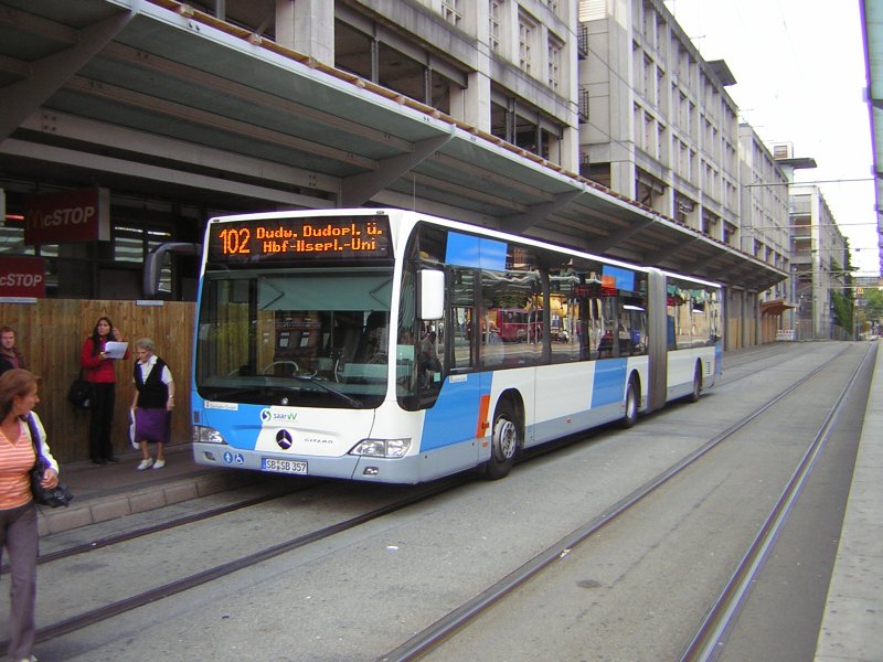 Ein Citaro-Gelenkbus der Firrma Saar-Bus an seiner Haltestelle am Hauptbahnhof.