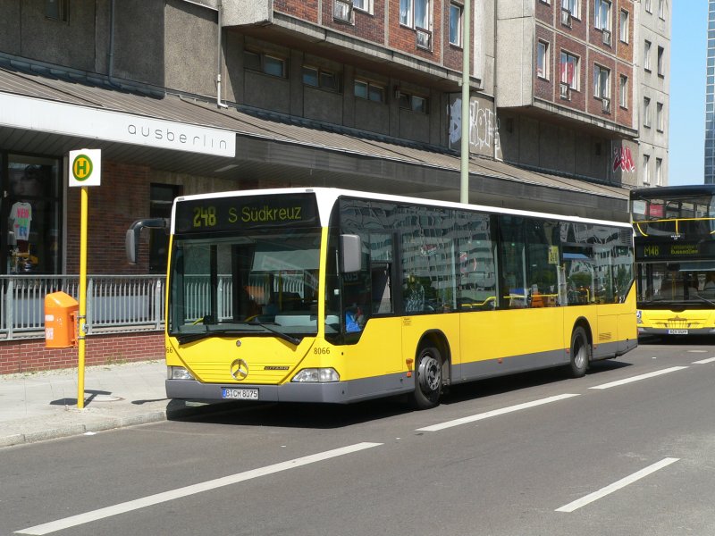 Ein Citaro mit dem Kennzeichen B-CM 8075 als 248 zum Bahnhof Sdkreuz. Dieser Bus im BVG-Stil gehrt einem Privatunternehmen, ich weiss nicht welchem. Er war auch schon mit Ikea-Vollwerbung unterwegs. 10.6.2007