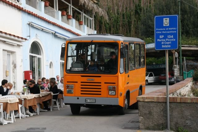Ein Fiat fhrt langsam an den Tischen der Restaurants in Marina Piccola vorbei; 27.01.2008