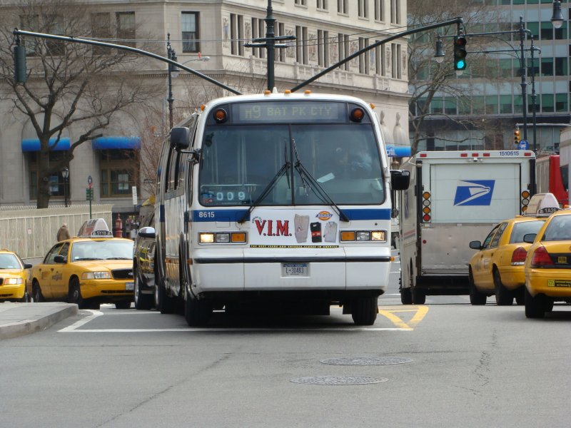 Ein GMC-RTS (Rapid Transit Series) in der nhe der Wall Street in New York. Aufgenommen am 08.04.08
