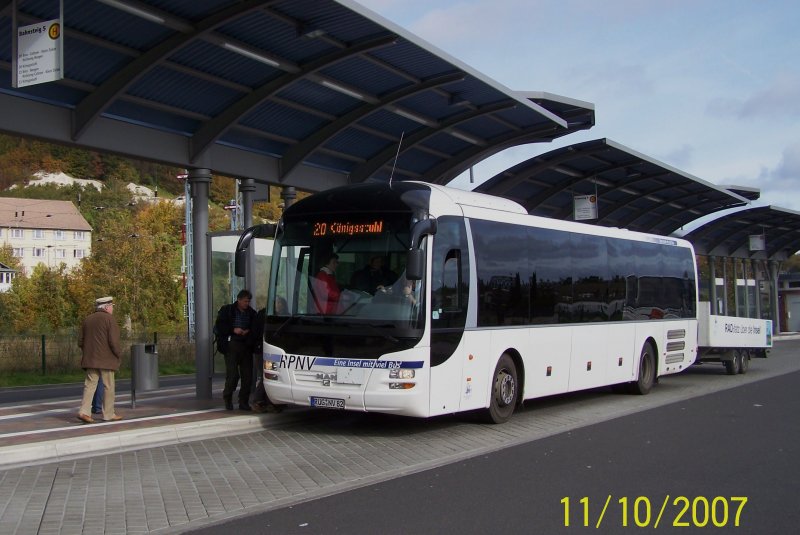 Ein MAN Lion`s Regio mit Rad fatz Anhnger fhrt in wenigen Minuten vom Busbahnhof Sssnitz zum Knigstuhl.