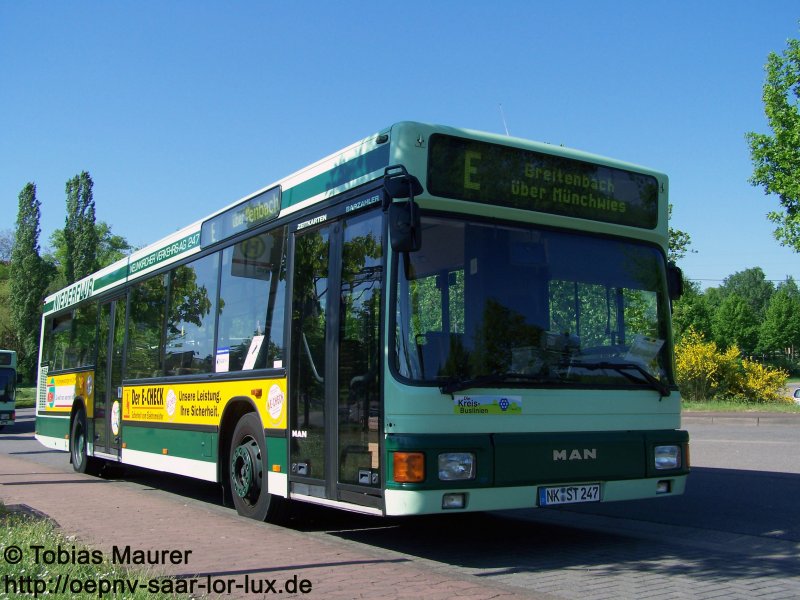 Ein MAN NL 202 der NVG, abgestellt am Busparkplatz  Spitzbunker . Es handelt sich um Wagen 247, ein NL-Bus aus der letzten Serie. Er wartet auf seinen Einsatz als Einsatzwagen im Schlerverkehr. 