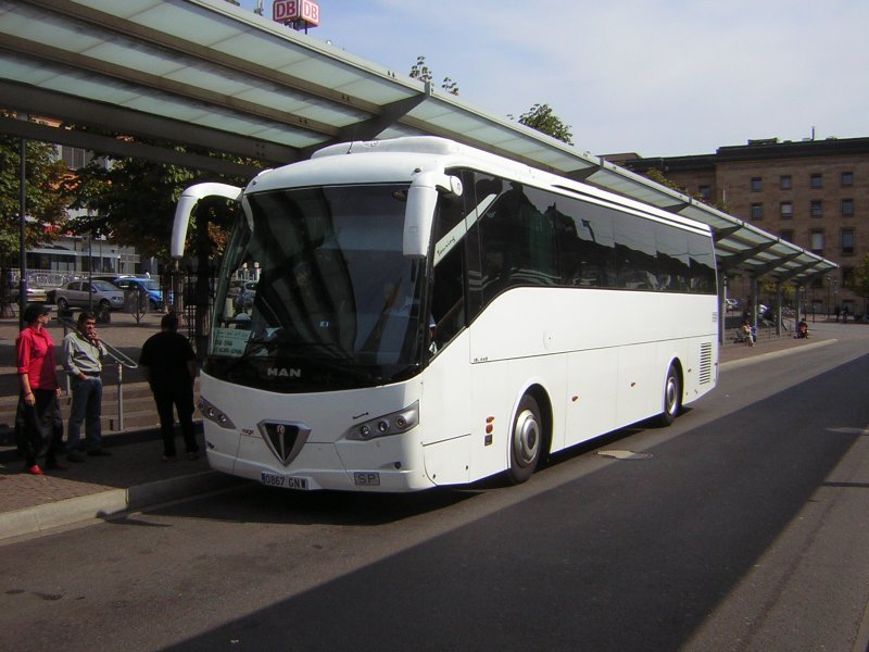 Ein MAN-Reisebus an der Haltestelle Hauptbahnhof in Saarbrcken.