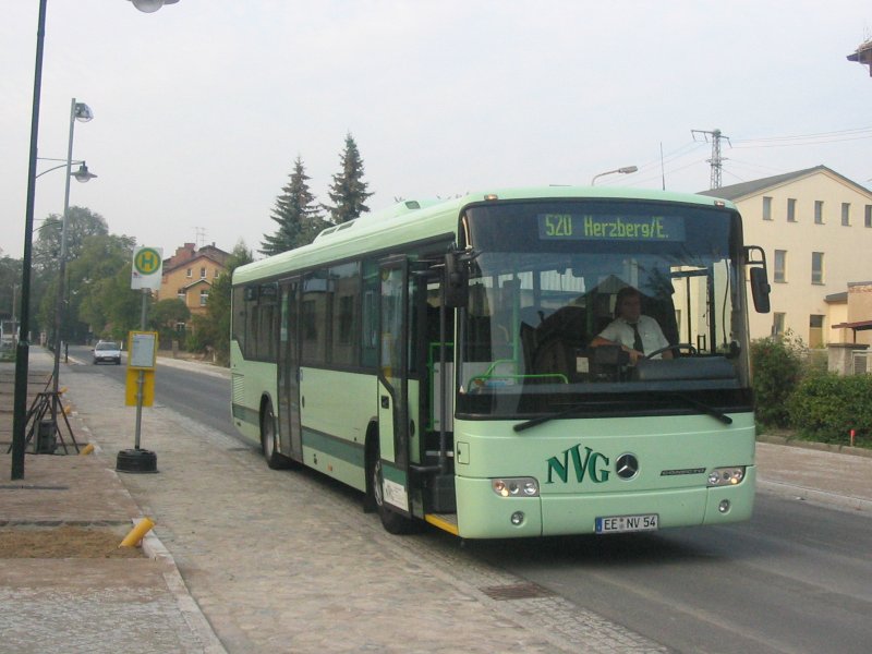 Ein MB O 345 (Conecto) der NVG (Elsternahverkehrsgesselschaft) in Falkenberg/E. Dieser Bus kommt aus Bad Liebenwerda und soll weiterfahren nach Herzberg/Elster (Linie 520),12.10.06.