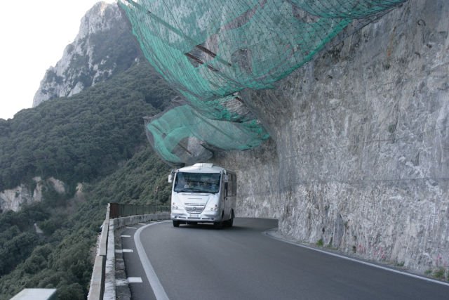 Ein Mercedes-Benz Vario 815D schlngelt sich am Felsen zwischen Capri und Anacapri entlang; 10.02.2008