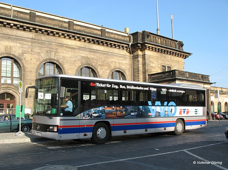 Ein Mercedes-Bus des Regionalverkehr Dresden (RVD) mit Werbung für den Verkehrsverbund Oberelbe (VVO) am Bahnhof Dresden-Neustadt, 27.10.2006
