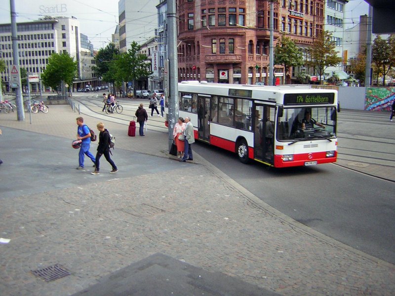 Ein Mercedes Bus fhrt seine Haltestelle an. Das Bild wurde am 18.09.2009 aufgenommen.