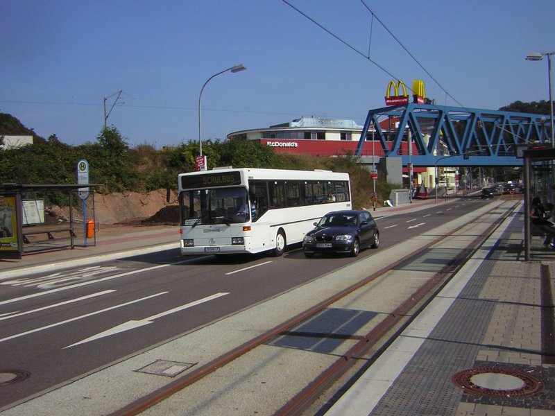 Ein Mercedes Bus der gerade als Schulbus unterwegs ist. Das Foto wurde am 08.09.2009 am Rmerkastell aufgenommen.