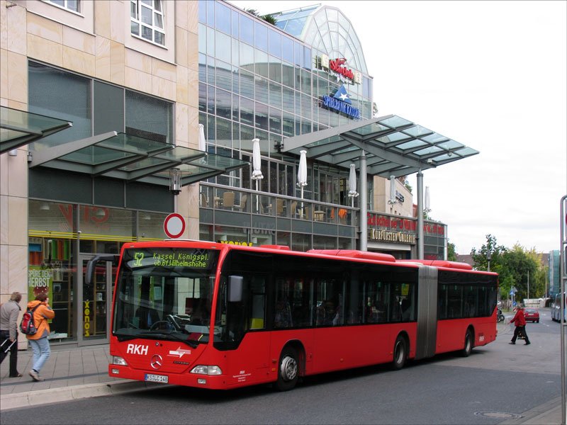Ein Mercedes-Gelenkbus von Regionalverkehr Kurhessen (RKH) Linie 52 an seiner Endhaltestelle Kassel Knigsplatz vor der Kurfrstengalerie, dieser Bus wird anschlieend ber Bf. Wilhelmshhe nach Naumburg fahren; 20.09.2008
