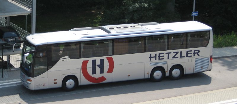 Ein Reisebus am Uni Busterminal