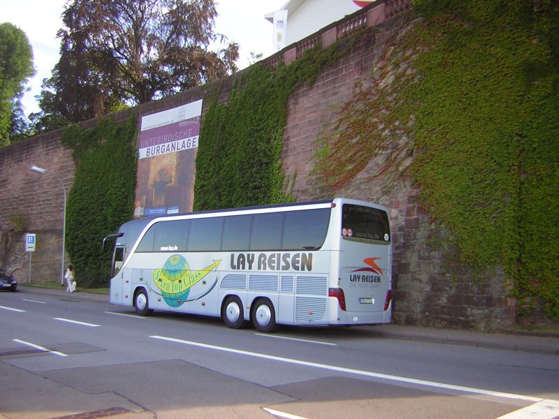 Ein Reisebus der Firma Lay Reisen steht unterhalb der Saarbrcker Schlomauer. Fahrgste waren keine zu sehen.