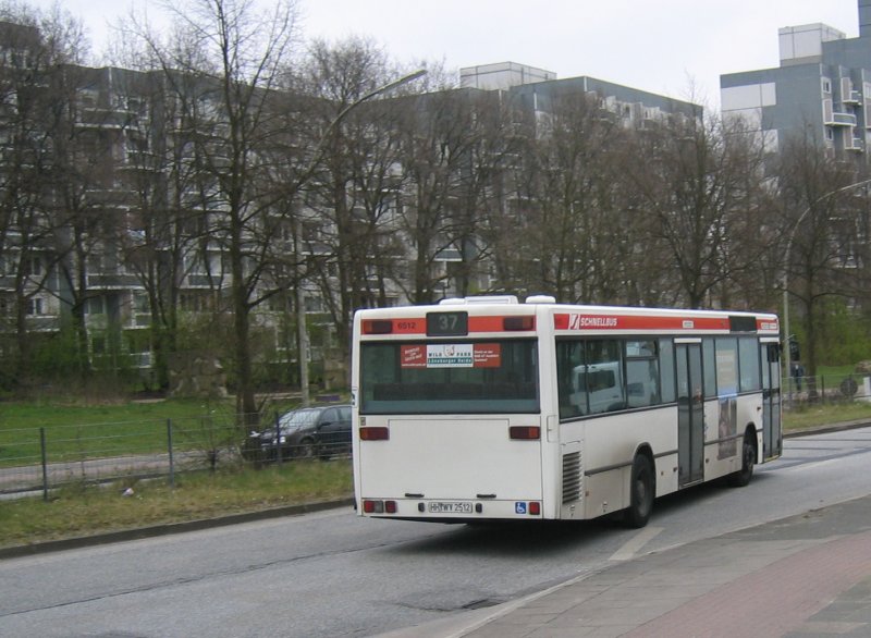 Ein Schnellbus der Linie 37 hat gerade Achtern Born (KINDERMUSEUM) verlassen. Am 11.4.08