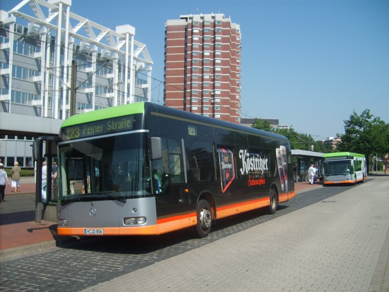 Ein schwarz-wei Bild der etwas anderen Art. Im Vordergrund steht der Kstrizer O530, whrend im Hintergrund der weie Gartenheim Bus auf die Abfahrt wartet