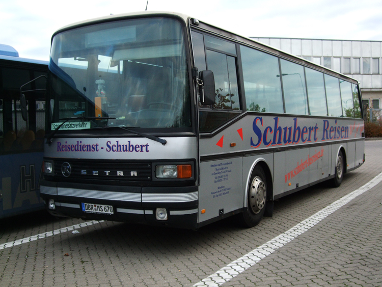 Ein sehr alter Setra-Bus von Schubert Reisen steht als SEV fr die S3 zwischen Rostock Hbf und Rostock-Seehafen/Nord in Hhe ZOB 
Rostock Hauptbahnhof/Sd.(31.10.09)