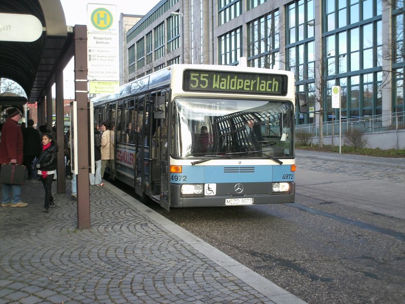 Ein seltener Gast auf der Metrobuslinie 55: 4972 gibt sich dank des Gelenkbusmangels der MVG hier im frhjahr 2008 in Neuperlach Zentrum die Ehre.Er war zu dieser Zeit nicht der Einzige seiner Gattung,denn auch auf anderen Metrobuslinien waren in dieser Zeit O405N 1.5 der 49xx-Serie im Einsatz.